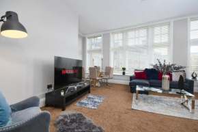 Large Apartment On Royal Parade - Sleeps 10